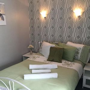 Deluxe Double Room Shower